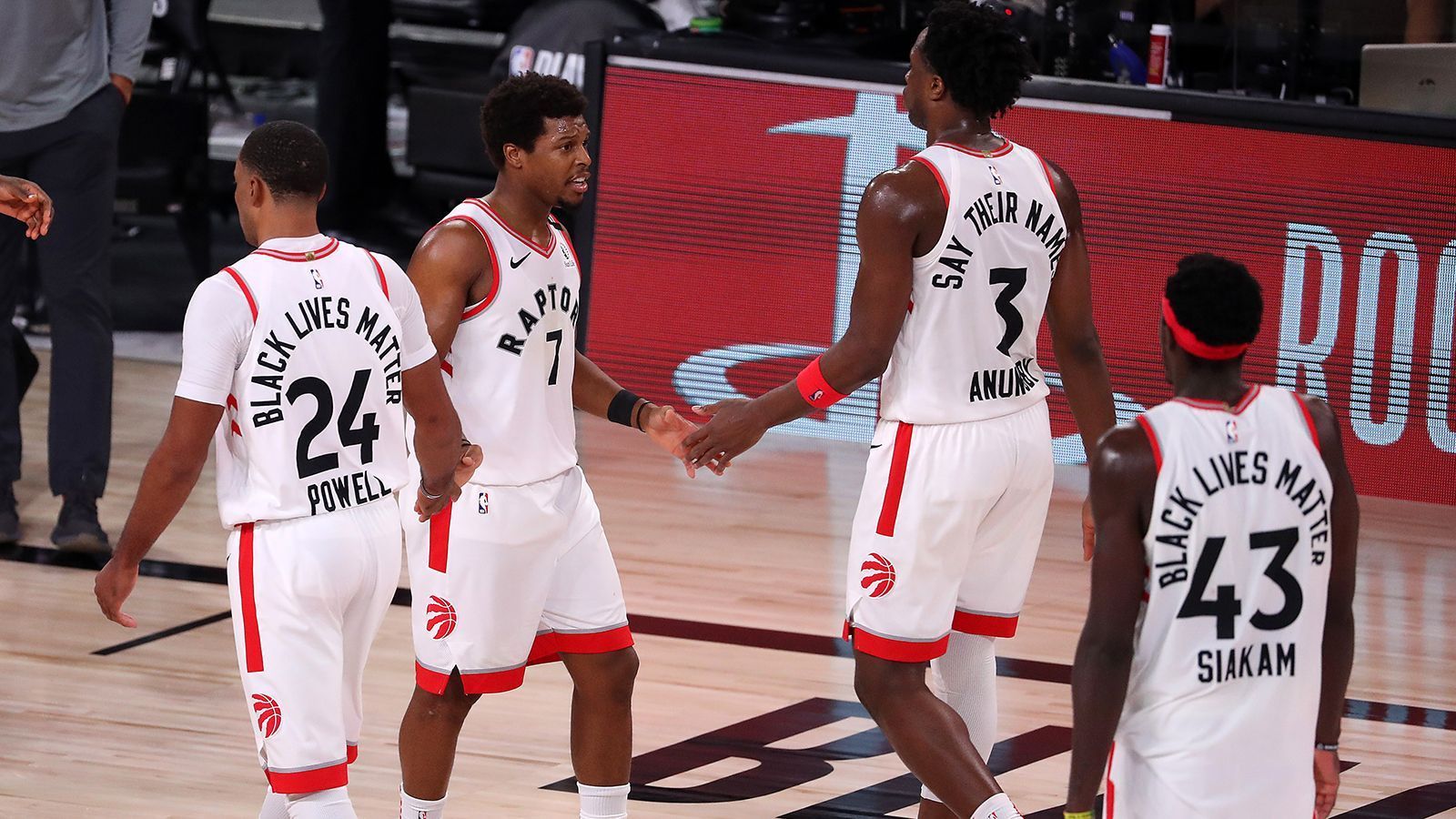 
                <strong>Platz 8 - Toronto Raptors</strong><br>
                Der Champion von 2019 hat sich in der letzten Saison nach dem Abgang von Kawhi Leonard zu den Clippers neu erfinden müssen und hat das größtenteils gut geschafft. Jetzt gingen aber auch die beiden Center Marc Gasol (Lakers) und Serge Ibaka (Clippers) nach L. A. Dafür kam der erfahrene Aron Baynes nach Kanada. Die beiden Guards Kyle Lowry und Fred VanVleet in Verbindung mit Big Man Pascal Siakam haben sich gefunden, auch Talent OG Anunoby hat nochmal zugelegt. Jetzt müssen sich die Raptors noch einen Schritt weiter entwickeln, dann können sie an guten Tagen mit jedem Team mithalten.
              