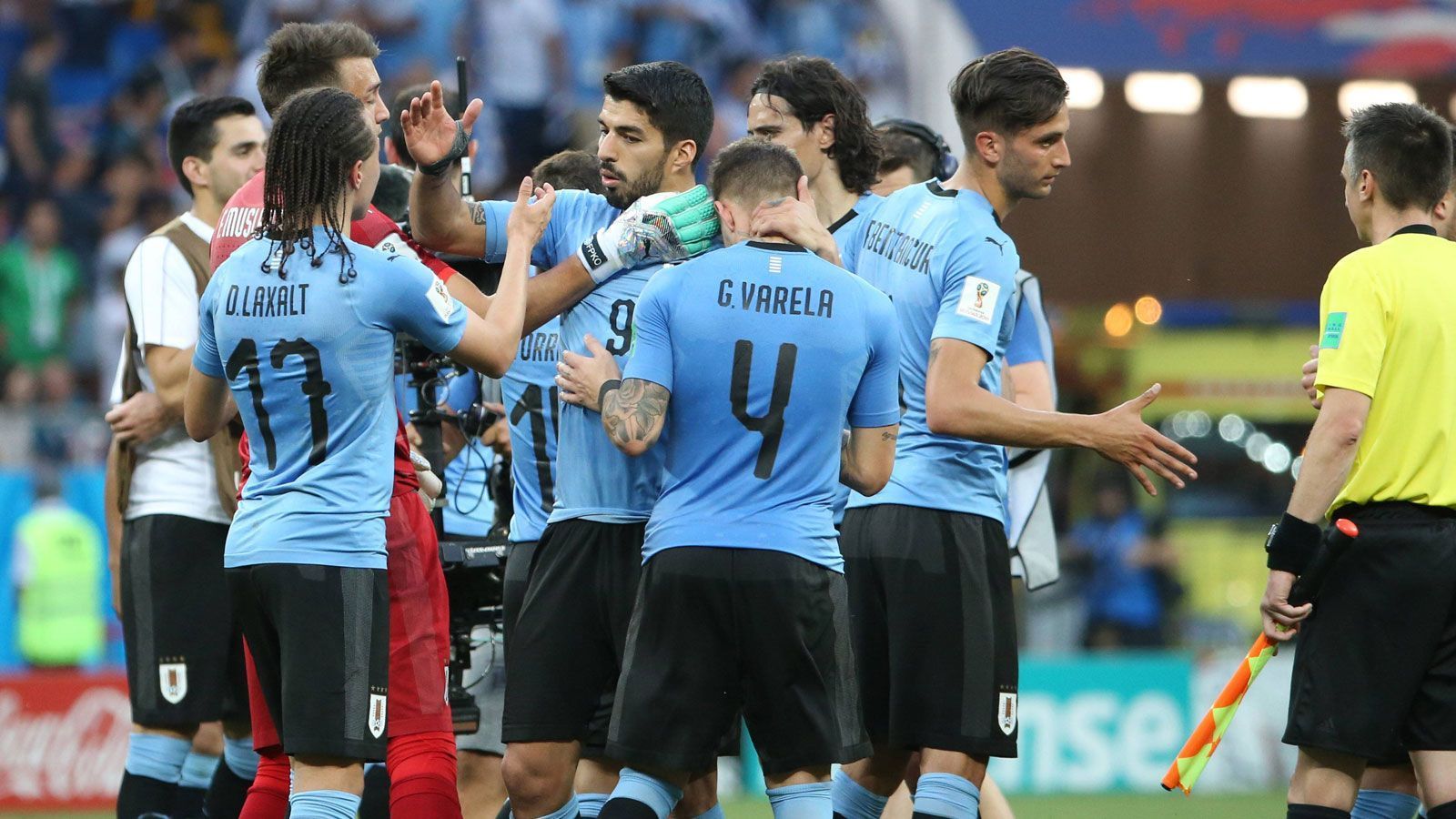 
                <strong>1. Gruppe A: Uruguay</strong><br>
                3 Spiele, 3 Siege. Uruguay entscheidet die Gruppe A für sich. Nach den Siegen über den Iran und Saudi-Arabien entscheiden die Südamerikaner auch das Entscheidungsspiel um Platz 1 gegen Gastgeber Russland für sich. Im Achtelfinale wartet nun der Zweite der Gruppe B.
              