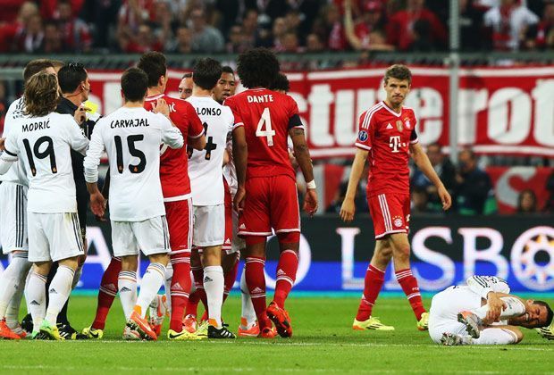 
                <strong>Bayern München - Real Madrid 0:4</strong><br>
                Rudelbildung in Halbzeit eins: Nach einem Foul an Cristiano Ronaldo ist die Real-Truppe aufgebracht und stellt die Bayern-Jungs zur Rede.
              