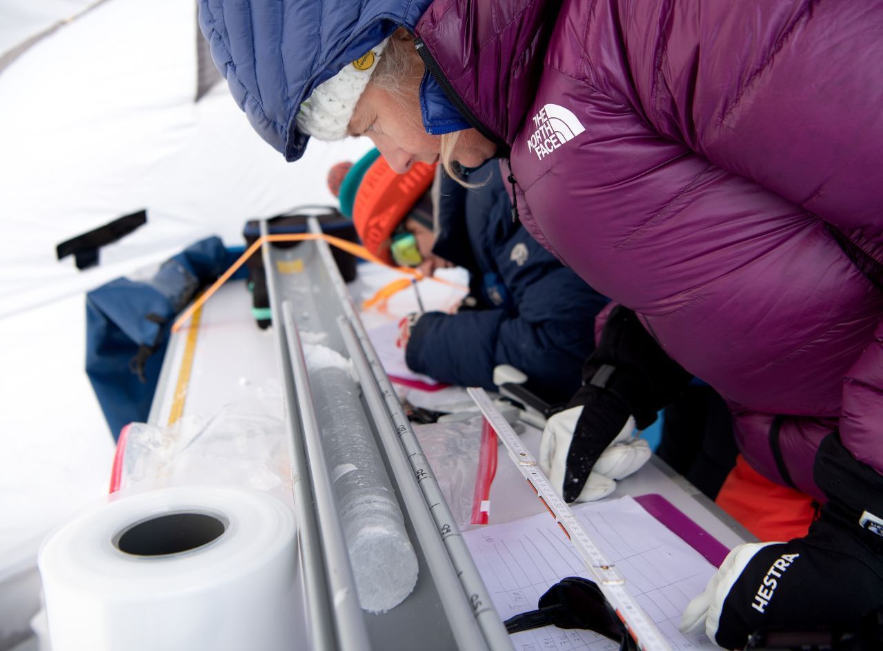 Schaut in die Röhre: Hier katalogisiert Andrea Fischer mit ihrem Team Eisbohrkerne.