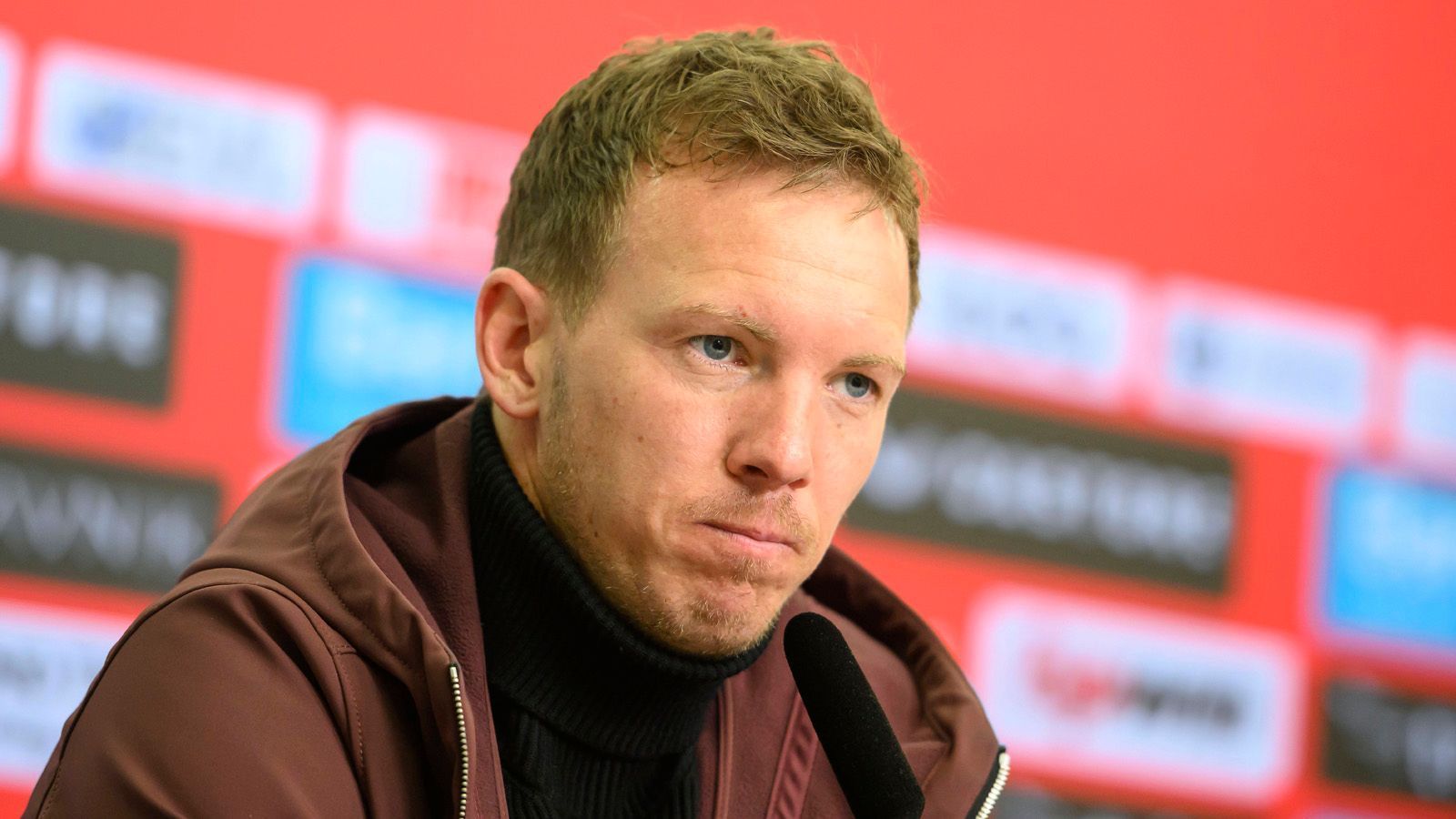 
                <strong>Ein "Maulwurf" bringt Taktik von Nagelsmann an die Öffentlichkeit</strong><br>
                In oder um die Mannschaft herum schien es einen "Maulwurf" zu geben. "Die Sport Bild" druckte in der vergangenen Woche mehrere Taktik-Zettel des FC Bayern ab, die den Matchplan verrieten. Die Reaktion von Julian Nagelsmann? "Ich ärgere mich", sagte der Trainer. "Die Person, die das weitergibt, schadet jedem einzelnen Spieler. Aber du wirst nicht herausfinden, wer das war." Sicher ist nur: Er oder sie hat Nagelsmann geschadet. Möglicherweise war die "Maulwurf"-Affäre der Knackpunkt, der letzte Tropfen, der das Fass zum Überlaufen brachte, weil sie ein Indiz dafür war, dass Nagelsmann immer mehr die Kabine zu verlieren drohte.
              