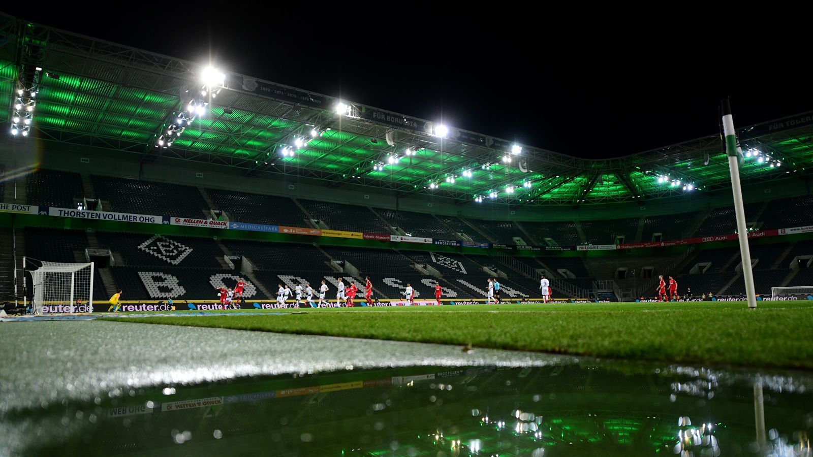 
                <strong>Soundsystem darf mit Einschränkungen genutzt werden</strong><br>
                Auch das Soundsystem im Stadion darf von den Vereinen betrieben werden. Allerdings appelliert das DFL-Präsidium an die "Einhaltung mehrerer Leitplanken". Dazu gehört ein Verzicht auf die akustische Simulation in Form eines "Klangteppichs". Auf großflächige digitale Overlays oder die kommerzielle Nutzung der Tribüne für Werbezwecke müssen die Teams ebenso verzichten. Bandenwerbung ist weiterhin erlaubt.
              