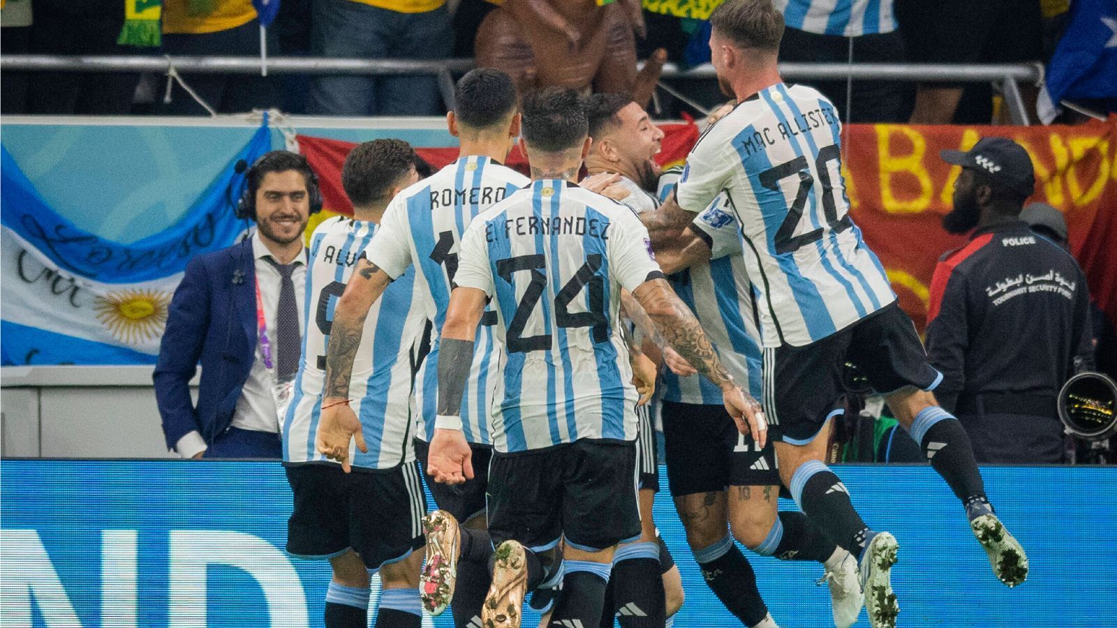 
                <strong>Platz 4: Argentinien</strong><br>
                Es war ein Schock sondergleichen für Argentinien. Zum Auftakt der Gruppe C verlor die "Albiceleste" völlig unerwartet und mit viel Abseits-Pech mit 1:2 gegen Saudi-Arabien. Als man schon dachte, der WM-Traum eines Favoriten würde platzen, spielte das Team von Lionel Scaloni die letzten beiden Gruppenspiele mit jeweils zwei 2:0-Siegen gegen Polen und Mexiko souverän runter. Im Achtelfinale wehrte sich Australien zwar nach Kräften, war den Argentiniern jedoch am Ende ebenfalls nicht gewachsen (2:1). Was in der Gruppenphase war, zählt nicht mehr. Und die letzten Auftritte von Messi und Co. erinnern an das Team, das 2021 die Copa America gewann. Gegen die Niederlande haben die Argentinier jedoch die härteste Nuss bisher zu knacken.
              