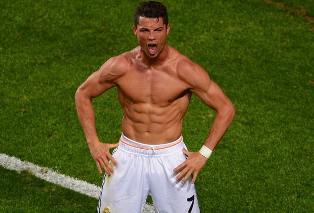 
                <strong>Sturm: Cristiano Ronaldo</strong><br>
                Während er Messi als "Naturtalent" bezeichnet, hat sich Decos Landsmann Ronaldo erarbeitet. Davor zieht der 37-Jährige seinen Hut. "Was viele Menschen nicht sehen ist, wie hart Ronaldo gearbeitet hat, um da hinzukommen, wo er ist."  
              