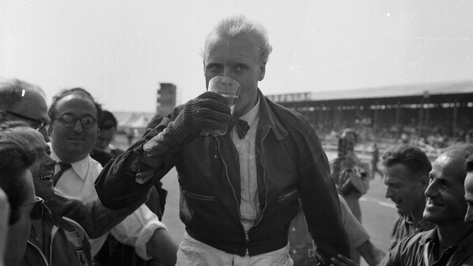 <strong>1958 - Ein Punkt Unterschied - Mike Hawthorn 42, Stirling Moss 41</strong><br>Hawthorn ist neben Keke Rosberg in 1982 der einzige F1-Weltmeister, dem es gelang den Titel zu holen und dabei nur ein einziges Saisonrennen zu gewinnen. Moss gewann sogar vier Rennen, schied jedoch oft punktlos aus. Hawthorn beendete nach dem Titel seine Karriere und verstarb drei Monate darauf bei einem tragischen Autounfall.