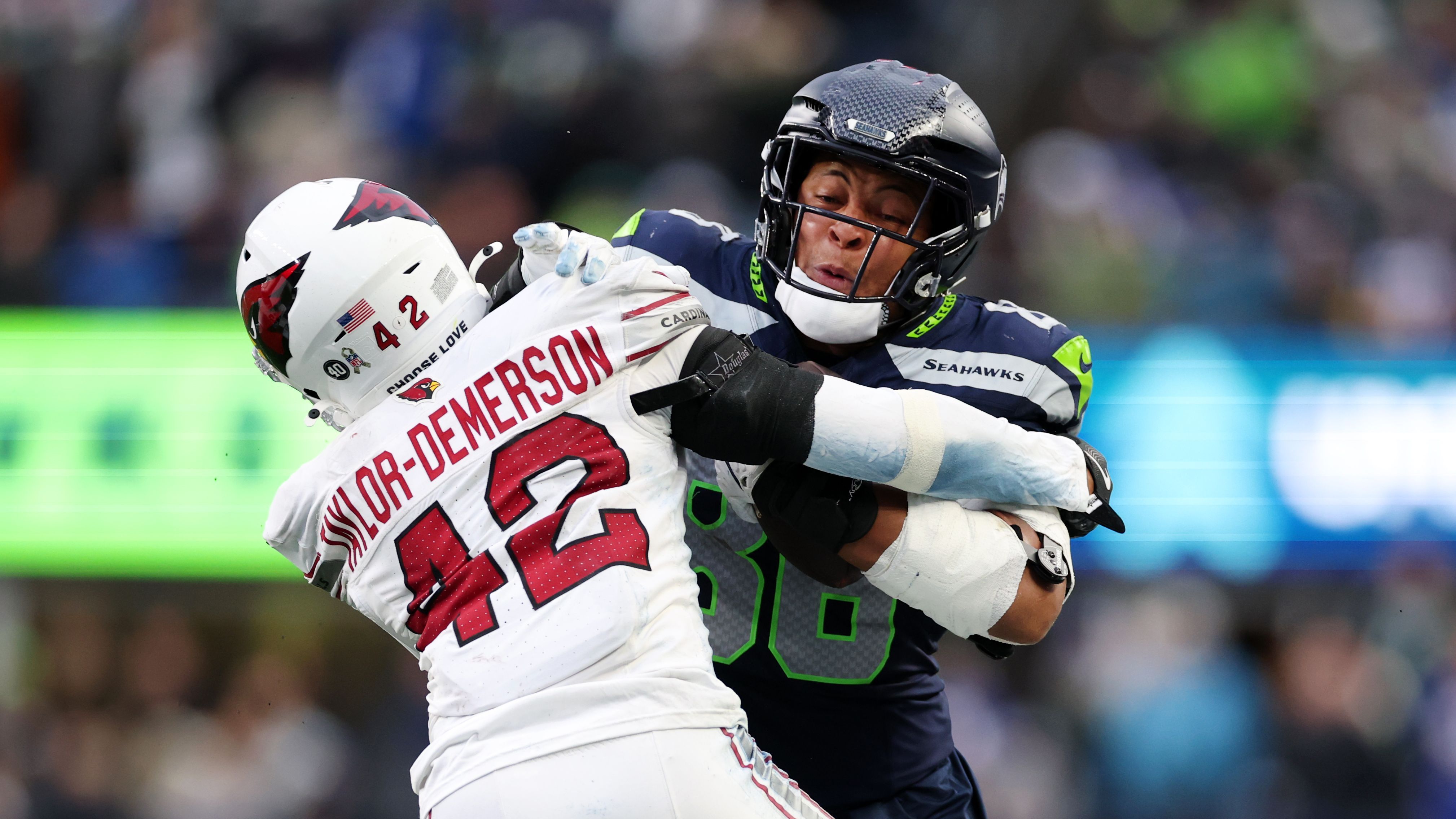<strong>Platz 17: Arizona Cardinals<br></strong>In vielen wichtigen Defensiv-Kategorien landeten die Cardinals irgendwo im Mittelfeld. In der Offseason legte Arizona gut nach, holte mit Calais Campbell, Josh Sweat und Dalvin Tomlinson viel Erfahrung und Qualität ins Boot. Im Draft flossen sechs der sieben Picks in die Defensive. Die Cardinals-Defensive könnte sich als Senkrechtstarter entpuppen.