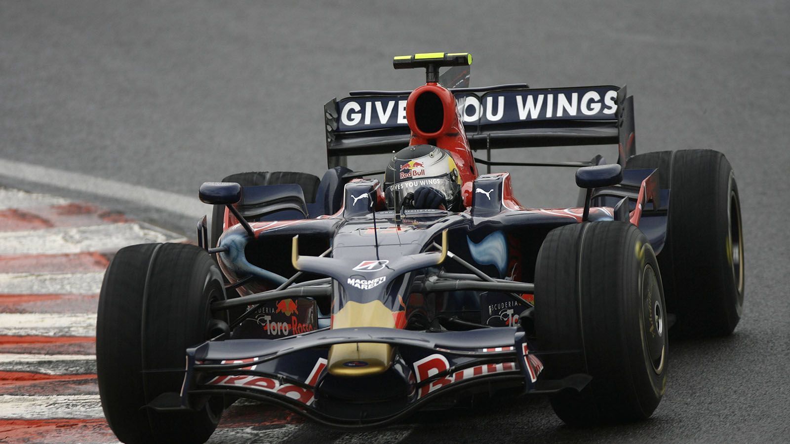 
                <strong>2008</strong><br>
                In seinem ersten vollen Jahr als Stammfahrer in der Formel 1 bei Toro Rosso tauft Vettel seinen Boliden Julie.
              