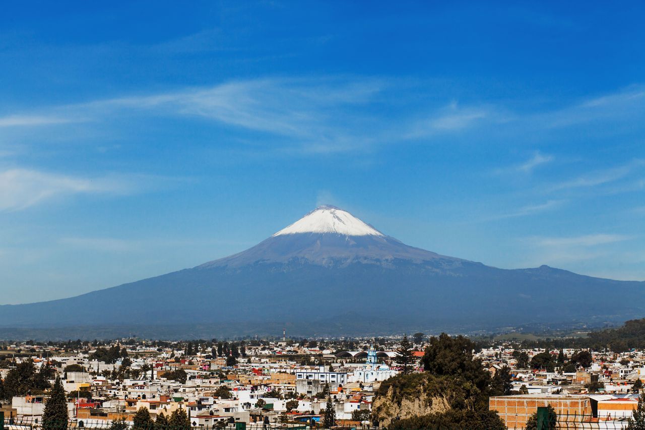 Der Popocatépetl zwischen Mexiko-Stadt und Puebla ist einer der aktivsten Vulkane Mexikos. Als er am 3. Januar 2020 ausbrach, stieg eine etwa drei Kilometer hohe Aschewolke auf. Es gilt weiterhin die zweithöchste Warnstufe (gelb), wonach die Bevölkerung wachsam sein und sich darauf einstellen sollte, die Gegend möglicherweise verlassen zu müssen. 