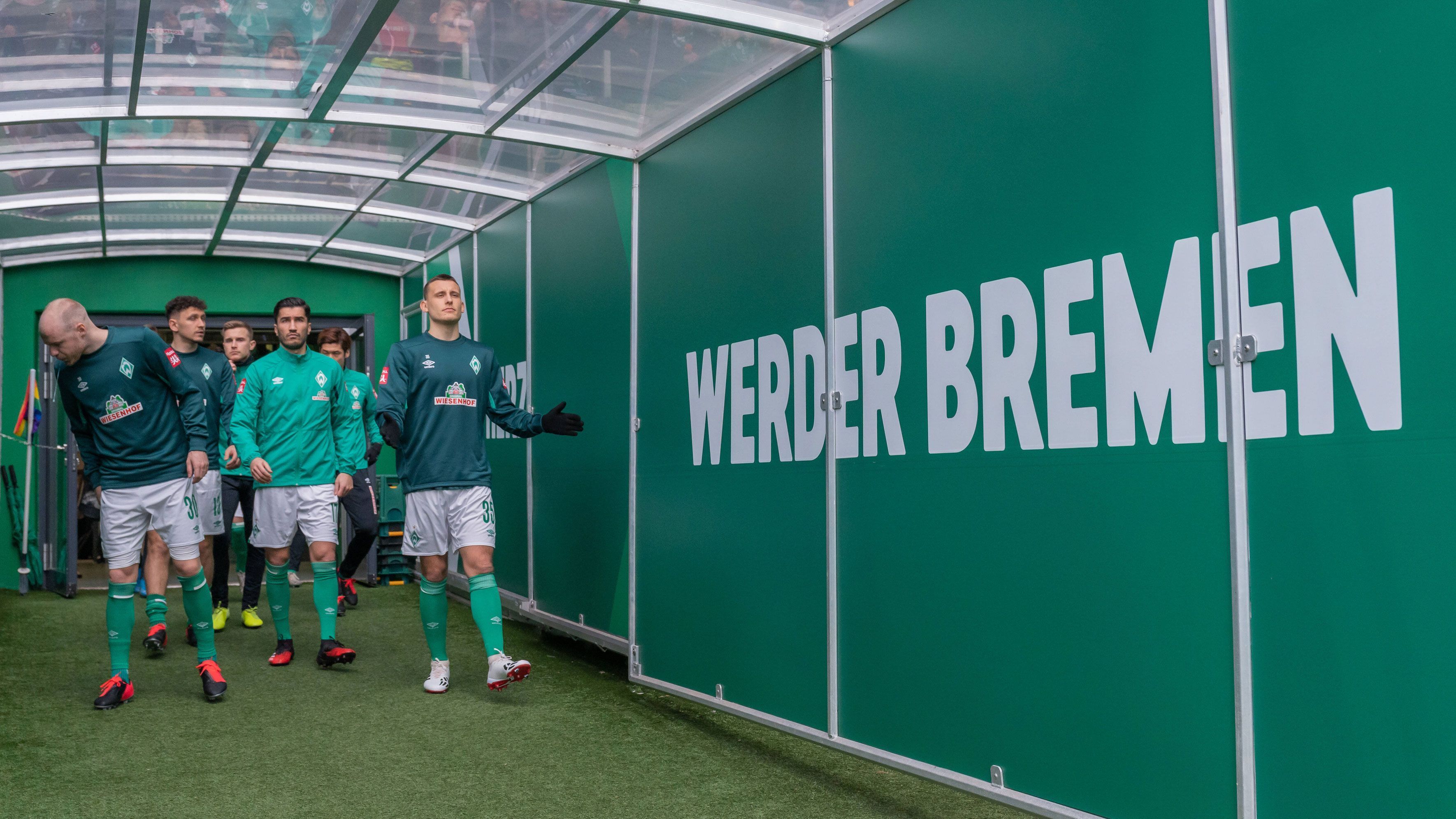 
                <strong>Platz 10 (geteilt): SV Werder Bremen</strong><br>
                Gesamtpunktzahl: 33,5 -Facebook: 9 Punkte, Instagram: 9 Punkte, YouTube: 8 Punkte, Twitter: 7,5 Punkte -Die Bremer sind nicht nur abgestiegen in dieser Saison, sie haben auch ihr Social-Media-Game ganz schön schleifen lassen. Ganze elf Punkte weniger als 19/20 bedeuten nur noch Platz 10 an der Weser.
              