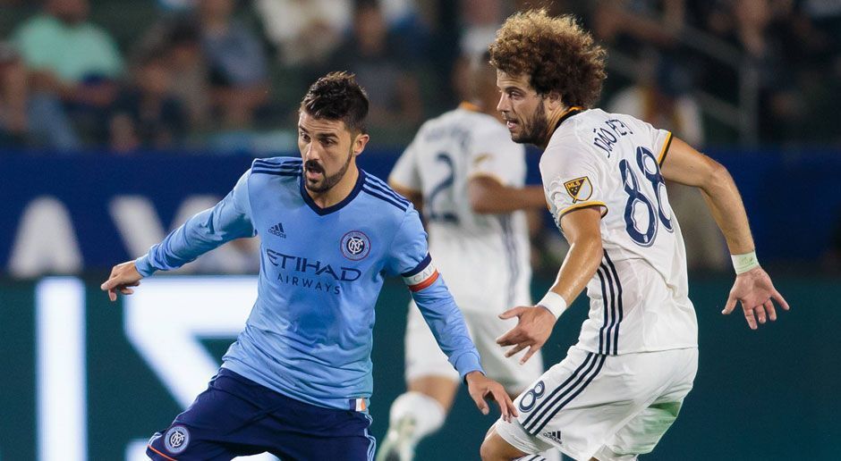 
                <strong>Platz 5: David Villa (New York City FC)</strong><br>
                Als Welt- und Europameister genießt David Villa in der MLS selbstverständlich große Anerkennung, was sich auch an den Verkaufszahlen seines Trikots ablesen lässt. Aber der Spanier ist nicht nur wegen seiner ehemaligen Erfolge so beliebt, sondern auch weil seine Leistung nach wie vor stimmt. 22 Treffer erzielte er in 31 Spielen. Nur Nemanja Nikolics von Chicago Fire hat mit 24 Toren noch öfter getroffen. 
              