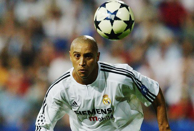 
                <strong>Linker Verteidiger: Roberto Carlos</strong><br>
                Der Außenverteidiger hat in seiner Karriere alles gewonnen, was man gewinnen kann: WM, Copa America, Champions League, Primera Division, Copa del Rey. Mit seinem Freistoß-Treffer gegen Frankreich hat er wohl eins der sehenswertesten Tore der Fußball-Geschichte erzielt. 
              