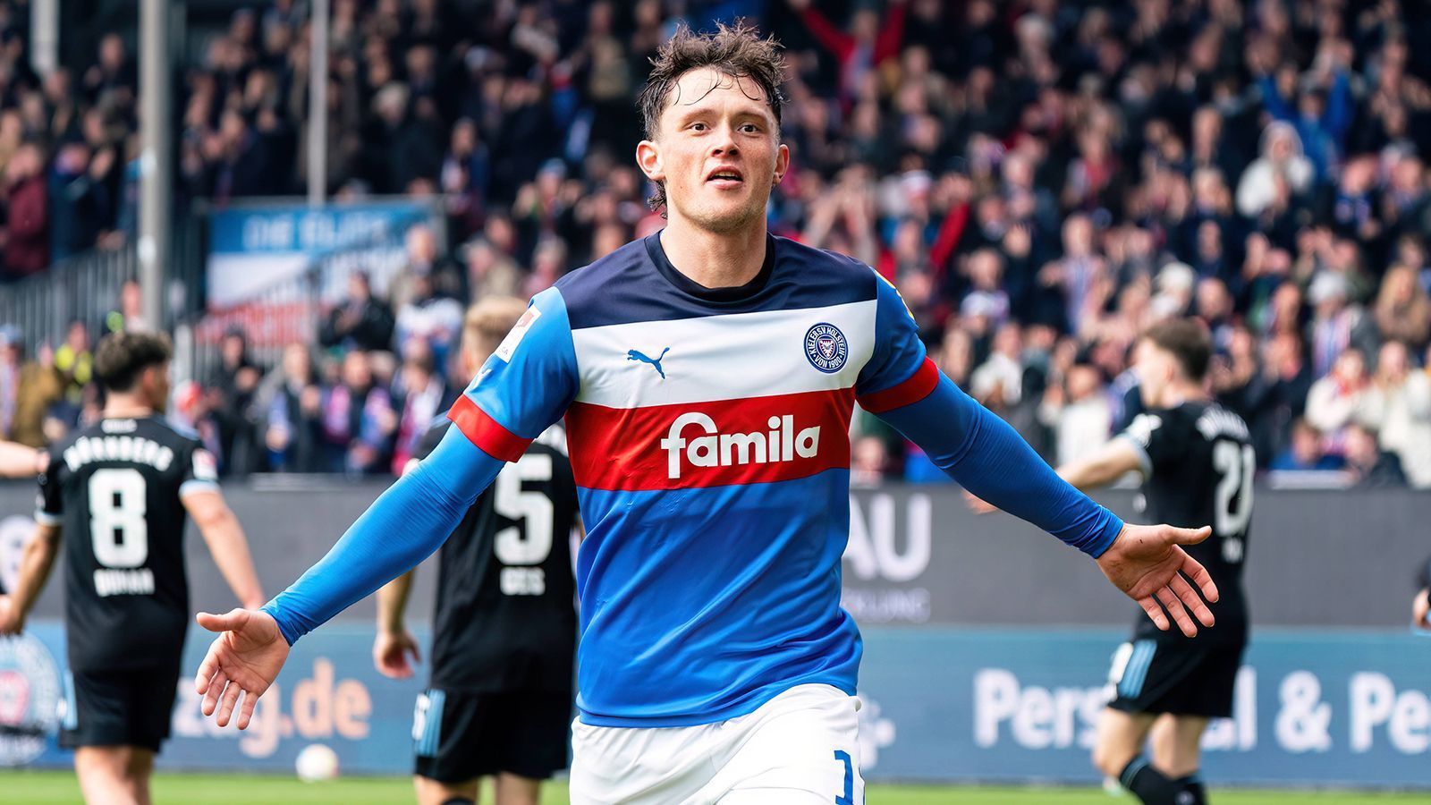 <strong>Fabian Reese</strong><br>
                Hertha BSC befindet sich mitten im Abstiegskampf der Liga, hat mit Fabian Reese aber schon einen Neuzugang für die nächste Saison unter Dach und Fach gebracht. Das Arbeitspapier des 25-Jährigen bei seinem aktuellen Verein, Holstein Kiel, läuft in diesem Sommer aus - der Hauptstadtklub muss daher keine Ablöse zahlen und hat den Deutschen mit einem Vertrag bis Sommer 2026 ausgestattet.