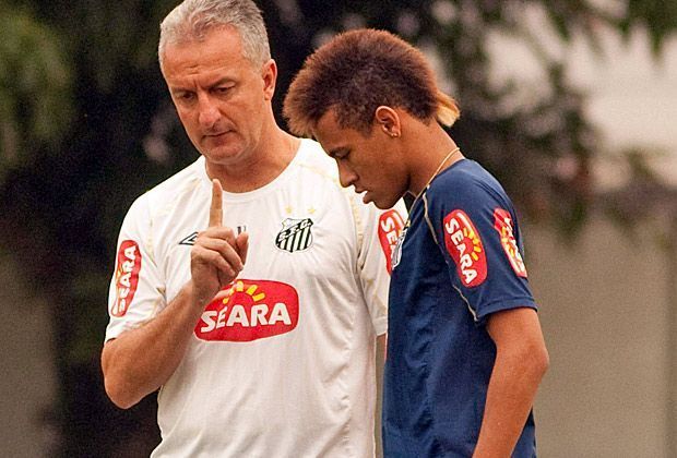 
                <strong>Der Machtkampf zwischen Junior Dorival und Neymar</strong><br>
                Beim FC Santos scheitert Junior Dorival an einem 18-jährigen (!) Stürmer - namens Neymar! Nachdem er dem Superstar die Ausführung eines Elfmeters verweigert, rastet Neymar aus. Dorival fordert daraufhin eine Sperre, die abgelehnt wird. Kurz darauf wird der Trainer entlassen.
              