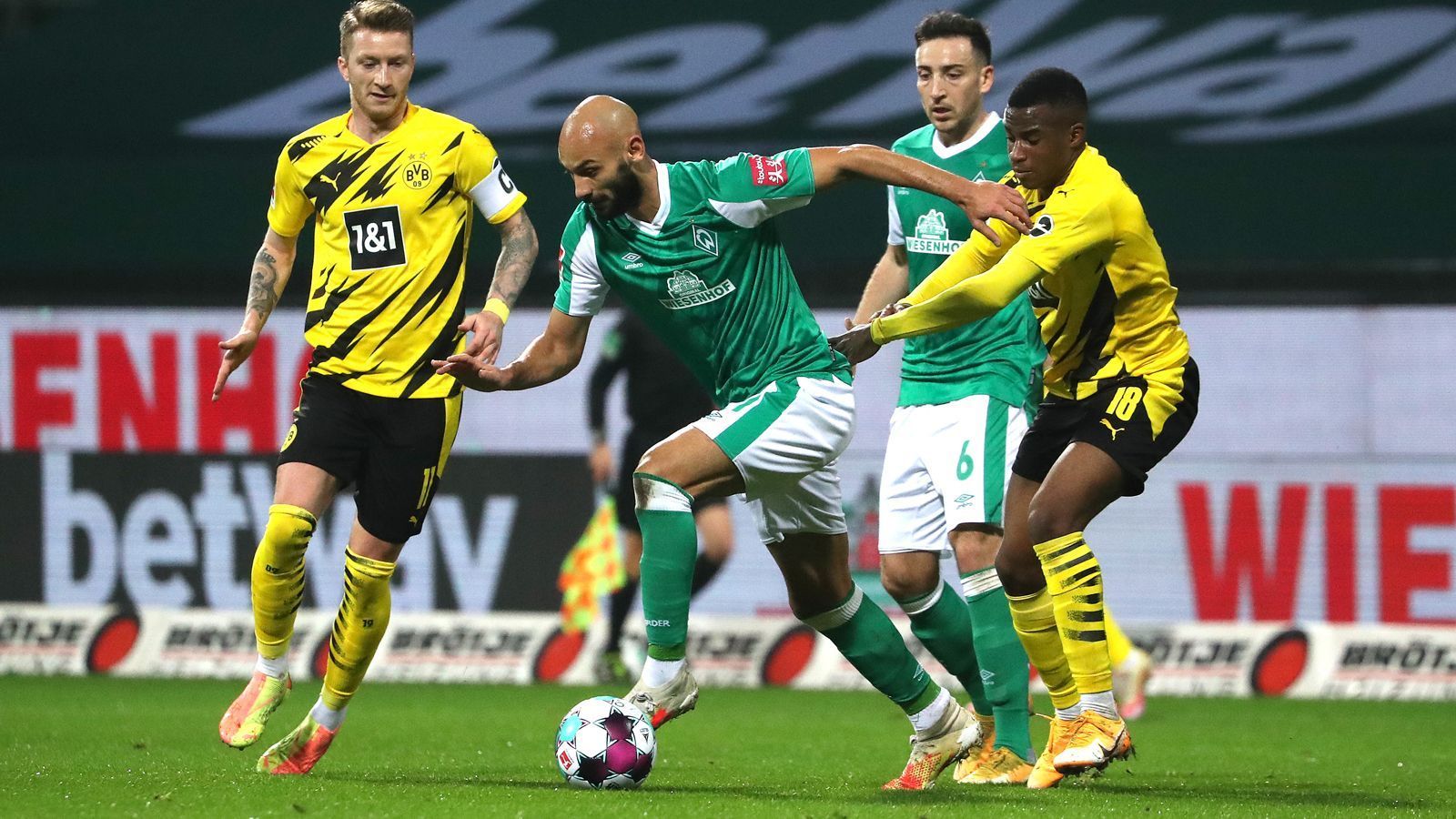 
                <strong>Gegen Werder: So lief Moukokos Startelf-Debüt für den BVB</strong><br>
                Voll ins Kombinationsspiel war der als alleinige Spitze aufgestellte Moukoko aber noch nicht eingebunden. 19 Ballaktionen verzeichnete der Stürmer (die wenigsten aller Startelf-Spieler des BVB) und spielte acht Pässe, von denen die meisten auch einen Mitspieler fanden.
              