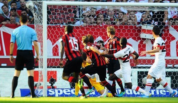 
                <strong>VfB Stuttgart - Eintracht Frankfurt 1:1</strong><br>
                Doch die kalte Dusche folgt schnell: Marco Russ staubt nach einer Ecke zur Frankfurter Führung ab. Der Ball rauscht ins Tornetz
              