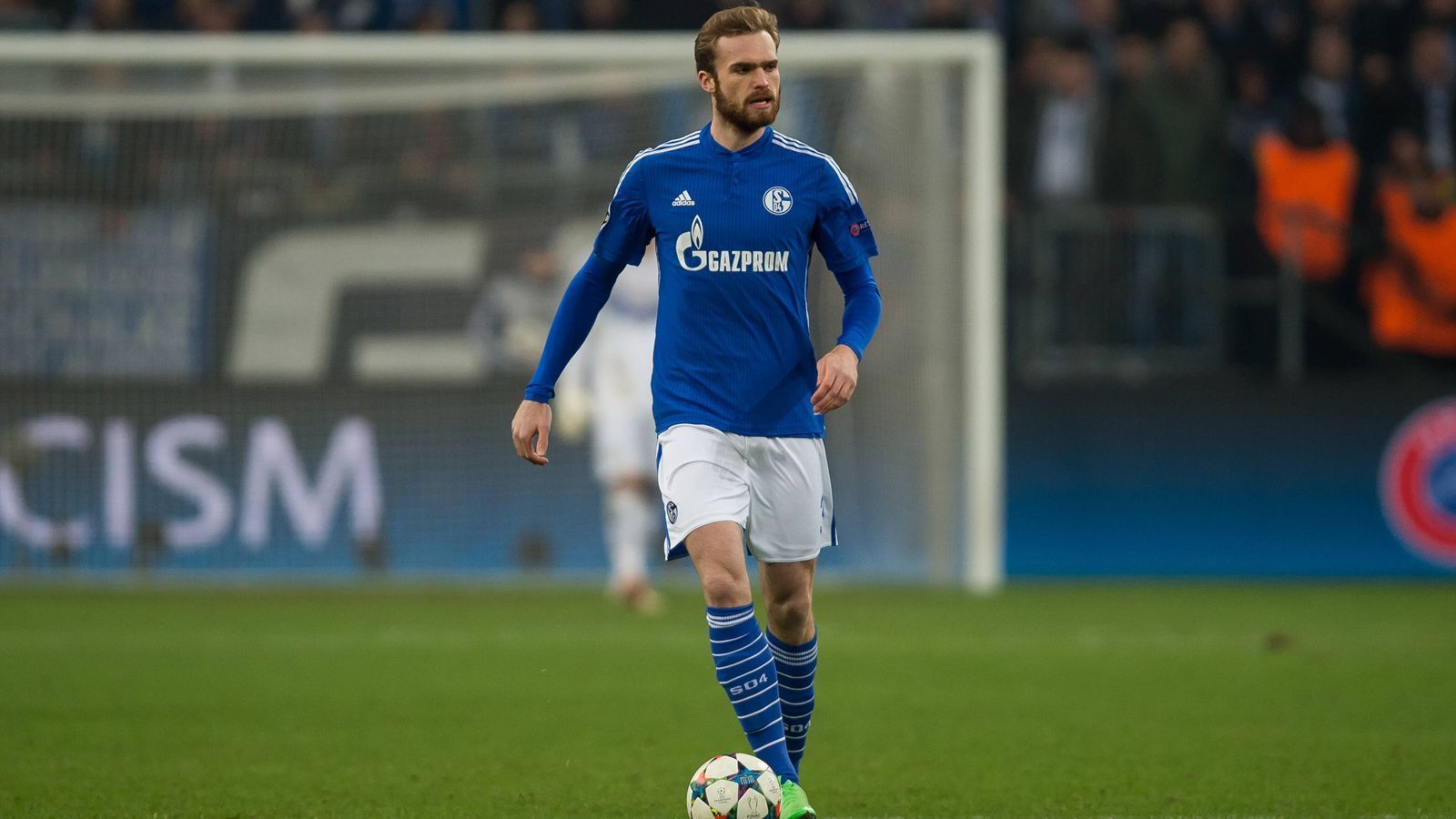 
                <strong>Jan Kirchhoff</strong><br>
                Zwischen 2013 und 2015 spielte der frühere Mainzer Jan Kirchhoff an der Isar, kam jedoch auch aufgrund einiger Verletzungen nie über den Status des Ergänzungsspielers hinaus. Deshalb versuchte sich der Defensivallrounder anschließend für eineinhalb Jahre als Leihspieler auf Schalke, doch zahlreiche Verletzungen warfen ihn auch in Gelsenkirchen immer wieder zurück. Nach mehreren Stationen in England spielt der Defensivmann mittlerweile in der 3. Liga für den KFC Uerdingen.
              