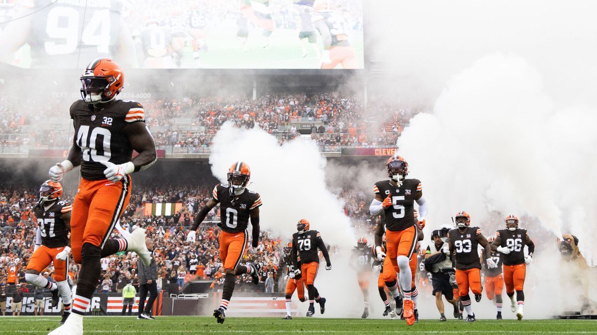 NFL, American Football Herren, USA Cincinnati Bengals at Cleveland Browns Sep 10, 2023; Cleveland, Ohio, USA; The Cleveland Browns run onto the field during team introductions before the game again...