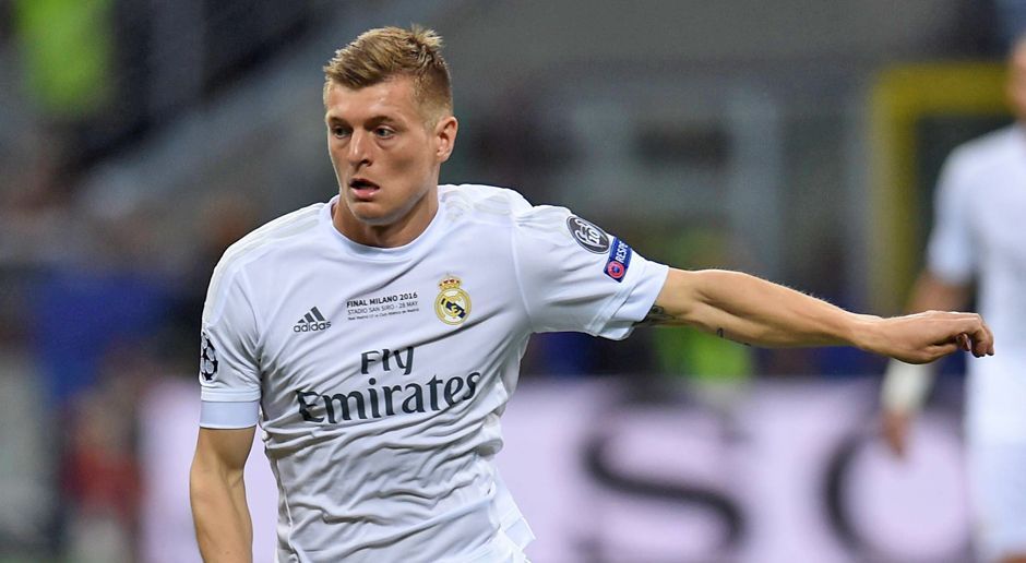 
                <strong>Toni Kroos (Real Madrid)</strong><br>
                Toni Kroos (Real Madrid): Mit seinem Freistoß in der 15. Spielminute bereitet der Deutsche das 1:0 für die Königlichen vor. Dennoch braucht Kroos gut 20 Minuten, bis er so richtig in die Partie findet. Auch im Finale beweist der Weltmeister seine unglaubliche Passgenauigkeit, wirkt aber müde und verlässt deshalb schon in der 72. Minute den Platz. ran-Note: 2-
              