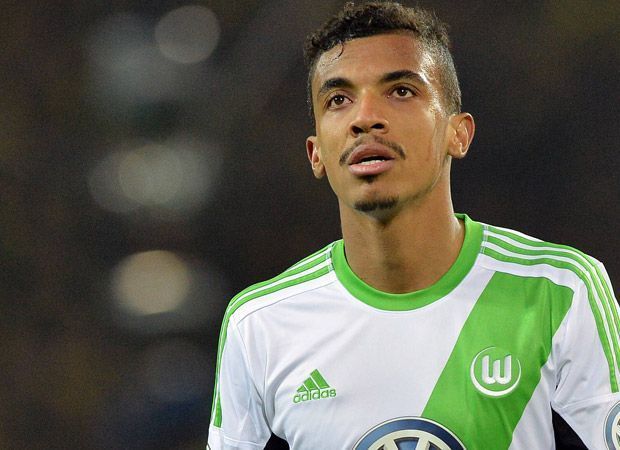 
                <strong>Wieder erwischt es Luiz Gustavo</strong><br>
                Er kann es kaum glauben: Gegen den HSV fliegt Luiz Gustavo schon wieder mit Gelb-Rot vom Platz - bereits der siebte Platzverweise in der Bundesliga. Wo reiht sich der Wolfsburger bei den Spielern mit den häufigsten Platzverweisen ein?
              