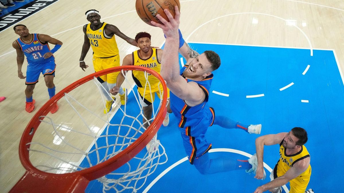 Versenkt den Ball: Isaiah Hartenstein