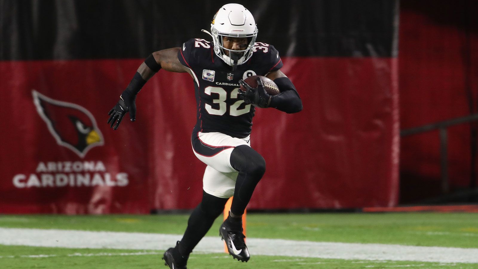 
                <strong>NFC - Strong Safety (ein Spieler)</strong><br>
                Budda Baker (Arizona Cardinals) - Ähnlich wie Jordan Poyer in der AFC ist auch Bakers Nominierung eine klare Sache. Der frühere Zweitrundenpick erzielte bereits 58 Solo Tackles und sorgt auch im Pass Rush immer wieder für Unruhe (zwei Quarterback-Sacks). Ein Forced Fumble und zwei Interceptions runden Bakers dritte Nominierung ab.
              