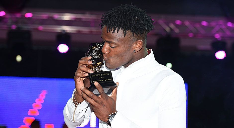 
                <strong>Spezieller Award in Belgien gewonnen</strong><br>
                2014 wurde Batshuayi mit dem "Ebony Shoe Award" für den besten afrikanischen oder afrikastämmigen Fußballer in Belgien ausgezeichnet. Das war der Lohn für seine herausragende Saison 2013/2014, in der er mit 23 Treffern in 49 Pflichtspielen überzeugte. Anschließend zahlte Olympique Marseille sechs Millionen Euro Ablöse für den Knipser - folglich konnte Batshuayi seinen persönlichen Titel nicht verteidigen.
              
