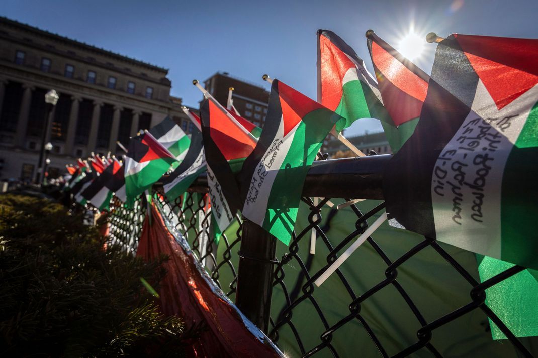 Eine Reihe palästinensischer Flaggen ist am Zaun des pro-palästinensischen Demonstrationslagers an der Columbia University in New York zu sehen.