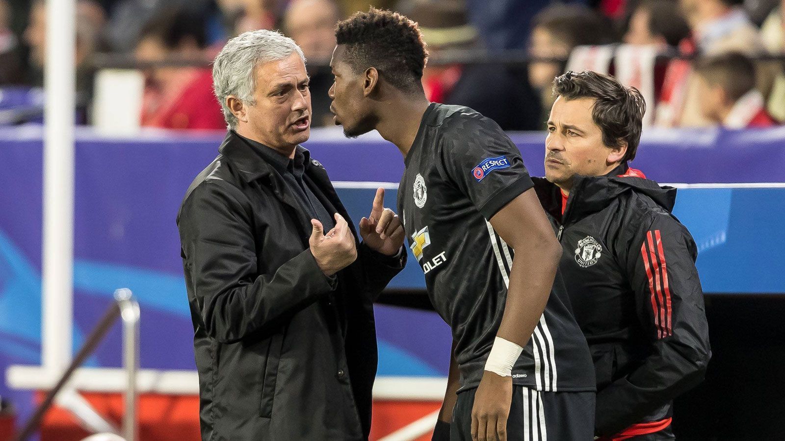 
                <strong>Paul Pogba vs. Jose Mourinho</strong><br>
                Spätestens seit Jose Mourinho Paul Pogba das Amt des Vize-Kapitäns nahm, ist das Tischtusch zwischen dem Manchester United-Coach und seinem Superstar zerschnitten. Jetzt erreicht der Kleinkrieg der beiden einen neuen Tiefpunkt. Weil Pogba während des blamablen Ausscheidens seines Teams im League Cup gegen Zweitligist Derby County lustige Instagram-Stories postete, richtete Mourinho tags darauf beim Training ein paar deftige Worte an den Weltmeister. Pogbas Reaktion zeigt, es herrscht Eiszeit. Der Franzose ist nicht der erste Spieler, mit dem Mourinho einen Kleinkrieg führt. Ran.de zeigt, mit welchen Stars "The Special One" im Clinch lag.
              