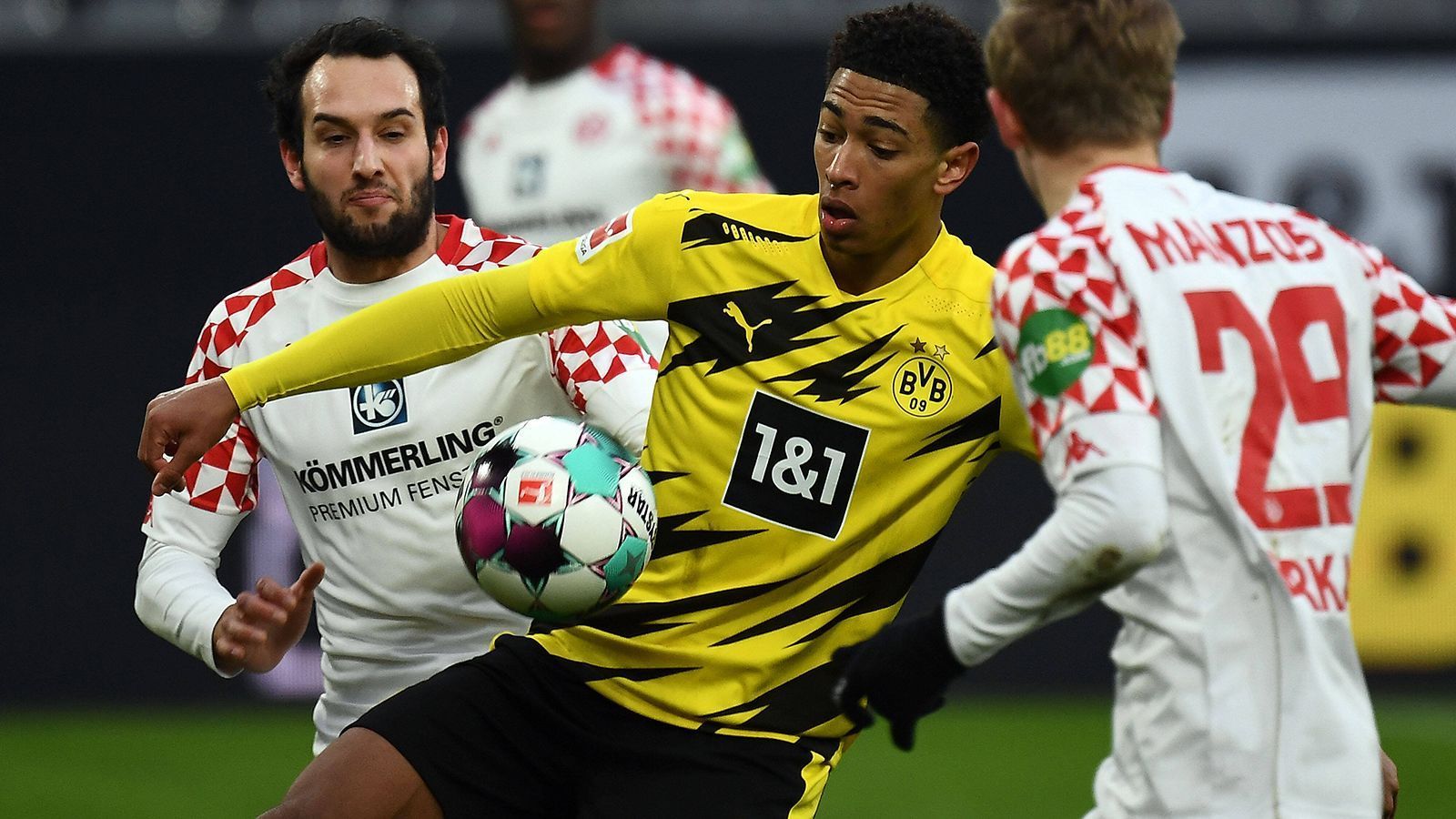 
                <strong>Jude Bellingham (Borussia Dortmund)</strong><br>
                Im zarten Alter von 17 Jahren verließ Bellingham im Sommer seinen Jugendklub Birmingham City, für den er bereits als 16-Jähriger eine Saison lang in der zweiten englischen Liga gespielt hatte, und schloss sich dem BVB an. Mit Eingewöhnungsproblemen hatte der Engländer in seiner neuen Wahlheimat zum Glück nicht zu kämpfen: Von Beginn an zeigte Bellingham, welche Qualitäten er trotz seines jungen Alters auf den Platz bringen kann und erzielte in seinem ersten Pflichtspiel, im Pokal gegen Duisburg, direkt einen Treffer. In lediglich vier Pflichtspielen der Borussia wirkte der 17-Jährige Alleskönner im Mittelfeld nicht mit.
              