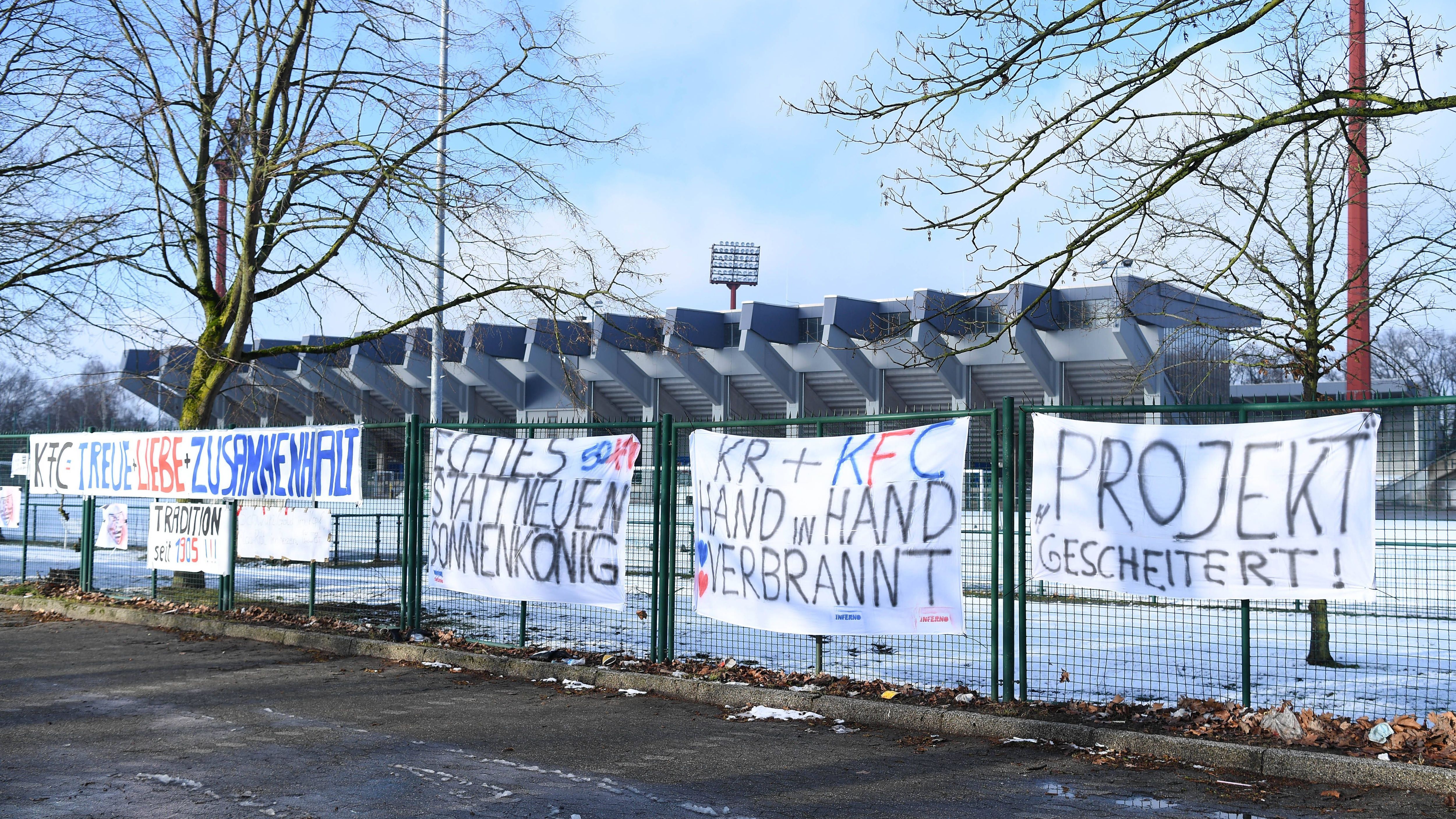 
                <strong>"Projekt gescheitert!"</strong><br>
                Im Schatten des Grotenburg-Stadions hingen die treuesten der treuen Fans einige Banner auf. Die signalisieren nicht nur Zusammenhalt mit dem Klub, sondern auch harsche Kritik an den Verantwortlichen im Verein sowie der Stadt Krefeld. Diese hatte eine Übernahme der Mehrkosten für die Sanierung des Stadions abgelehnt. "KR (KFZ-Kennzeichen der Stadt Krefeld, Anm. d. Red.) und KFC, Hand in Hand verbrannt" ist eine Kritik die zu lesen ist. In diesem Sommer wurde zum wiederholten Male ein Neuanfang angekündigt, ein Wort, das die KFC-Anhänger wohl kaum noch hören können. Doch ein Neuanfang geht nicht ohne Personal. Das fehlt Uerdingen auf sportlicher Ebene noch gänzlich.
              