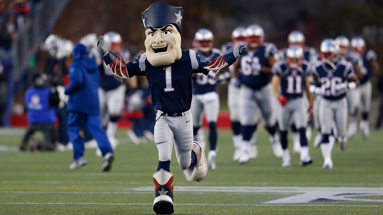 
                <strong>New England Patriots: Pat Patriot</strong><br>
                Pat Patriot führt das Belichick-Team in die Schlacht. Das Maskottchen trägt eine Uniform aus den Zeiten der amerikanischen Revolution mit dem typischen Dreispitz.
              