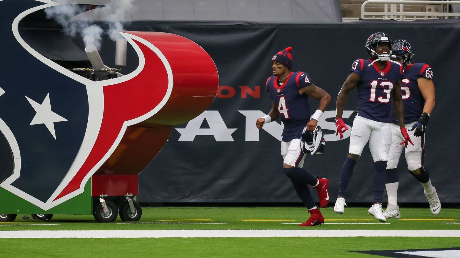 
                <strong>Houston Texans</strong><br>
                Bei den Houston Texans gibt es aktuell zwei positiv getestete Spieler. Die betroffenen Spieler, Linebacker Whitney Mercilus und Safety Eric Murray, wurden auf die Covid-19-Liste gesetzt. Zudem trainierten die Texans am Mittwoch nicht regulär, aus Angst vor weiteren positiven Fällen. Eine Woche zuvor war Running Back David Johnson von der Liste genommen worden. Außerdem war bereits Linebacker Jacob Martin positiv getestet worden, weswegen das Team sogar sein Trainingsgelände geschlossen. Als Kontaktpersonen wanderten die Linebacker Mercilus und Dylan Cole mit auf die Liste. Auch Guard Max Scharping erwischte es. Zudem gab es im Sommer eine nicht näher definierte Zahl an Infizierten, Namen wurde nicht genannt.
              