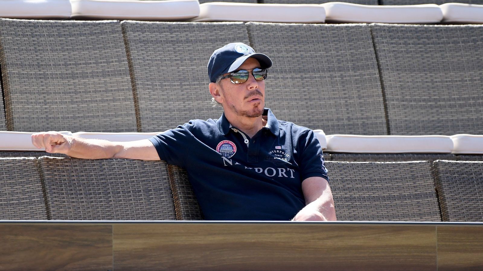 
                <strong>US-Milliardär steigt in Konzern ein</strong><br>
                Vor wenigen Monaten holte Pique auch den Amerikaner Larry Ellison mit ins Boot. Der laut "Forbes-Ranking" zehntreichste Mensch der Welt ist der Eigentümer des ATP-Turniers in Indian Wells. Als weiterer Investor stieg China Media Capital bei der Kosmos Gruppe ein.
              