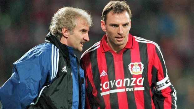 
                <strong>Rudi Völler</strong><br>
                Rudi Völler: Der heutige sportliche Leiter von Bayer Leverkusen sprang beim Werksklub gleich zwei Mal als Interimstrainer ein. Besonders seine erste Amtszeit verlief glänzend. In sechs Spielen blieb Bayer unter Völler ungeschlagen (fünf Siege, ein Remis). Danach übernahm Ex-Bundestrainer Berti Vogts das Traineramt in Leverkusen. Kurze Zeit später wurde Völler dann Teamchef der deutschen Nationalmannschaft.
              