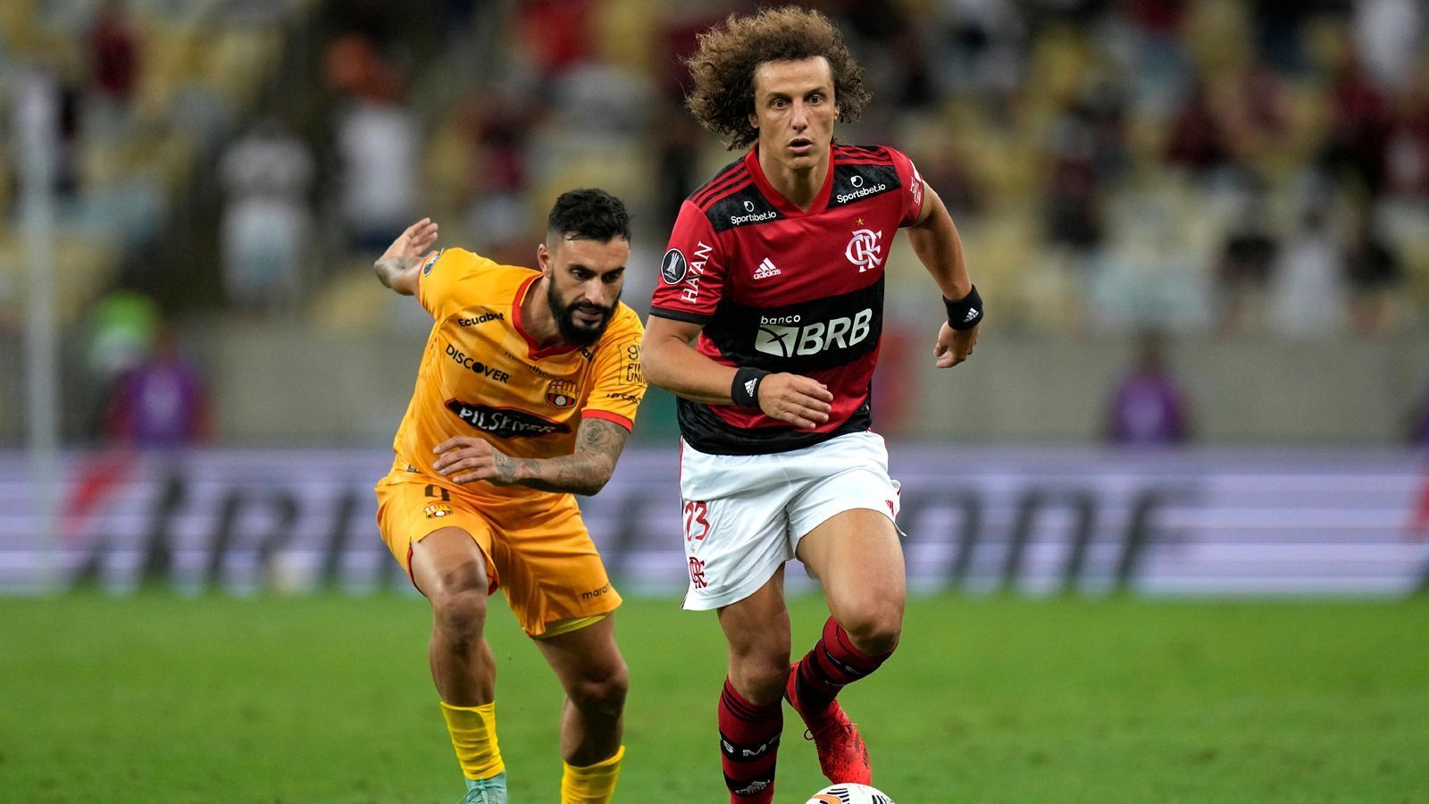 
                <strong>David Luiz (Flamengo Rio de Janeiro/Brasilien)</strong><br>
                14 Jahre lang schnürte Abwehrstar David Luiz seine Schuhe für europäische Topklubs wie Benfica Lissabon, Chelsea, Paris St. Germain oder Arsenal. Zuletzt ging es für den 34-Jährigen nun aber nach Vertragsende bei den "Gunners" zurück in die brasilianische Heimat. Flamengo Rio de Janeiro bekam die Zusage des Routiniers, der bis Ende 2022 unterschrieb und neben den Erfahrungen in diversen Topligen Europas auch noch jene aus 57 Länderspielen für die Selecao mitbringt. 
              