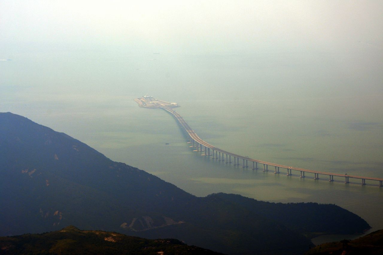 Die sechsspurige Hongkong-Zhuhai-Macau-Brücke verbindet die drei Metropolen Hongkong, Zhuhai und Macau. Zehn Milliarden Euro kostete das Projekt aus Brücken und Unterwassertunnel - insgesamt circa 55 Kilometer lang.