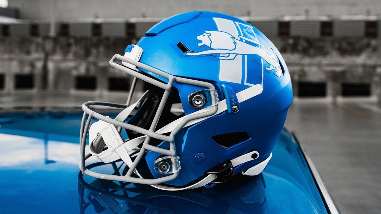 
                <strong>Detroit Lions</strong><br>
                Die Detroit Lions sind das erste Team, das seinen neuen Helm für für Saison 2023 vorgestellt hat. Neben den silbergrauen Helmen mit blauem Löwen und Längsstreifen haben die Lions für die kommende Saison auch einen blauen Alternate Helmet. Auf ihm prangt an den Seiten das Teamlogo der Jahre 1961 bis 1969. Getragen werden soll der neue Helm ausschließlich mit den komplett grauen Ausweich-Jerseys der Franchise. Der Helm ist der 90. Saison der Franchise gewidmet.
              