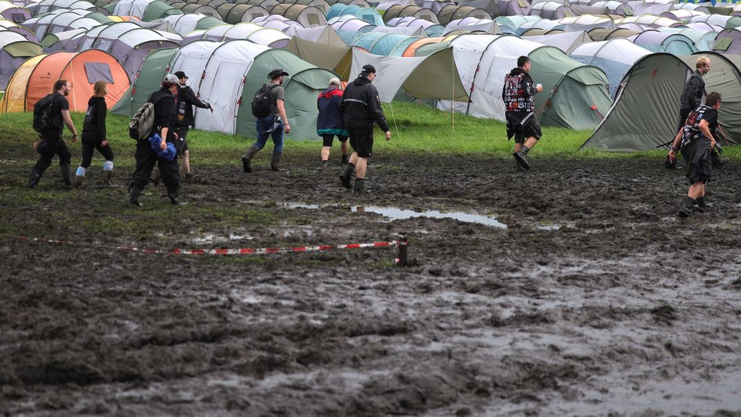 Zehntausende Fans freuen sich auf das Heavy-Metal-Festival in Wacken. Doch Dauerregen hat das Gelände in Schlammfelder verwandelt.