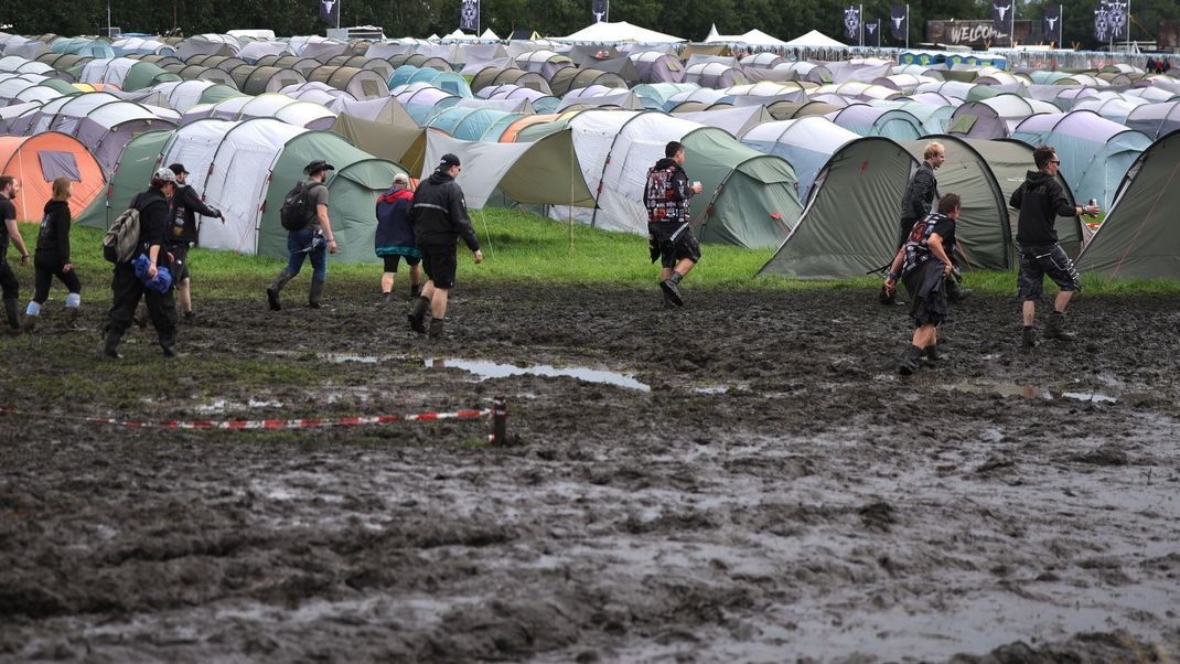 Festivalgelände in Wacken komplett verschlammt.