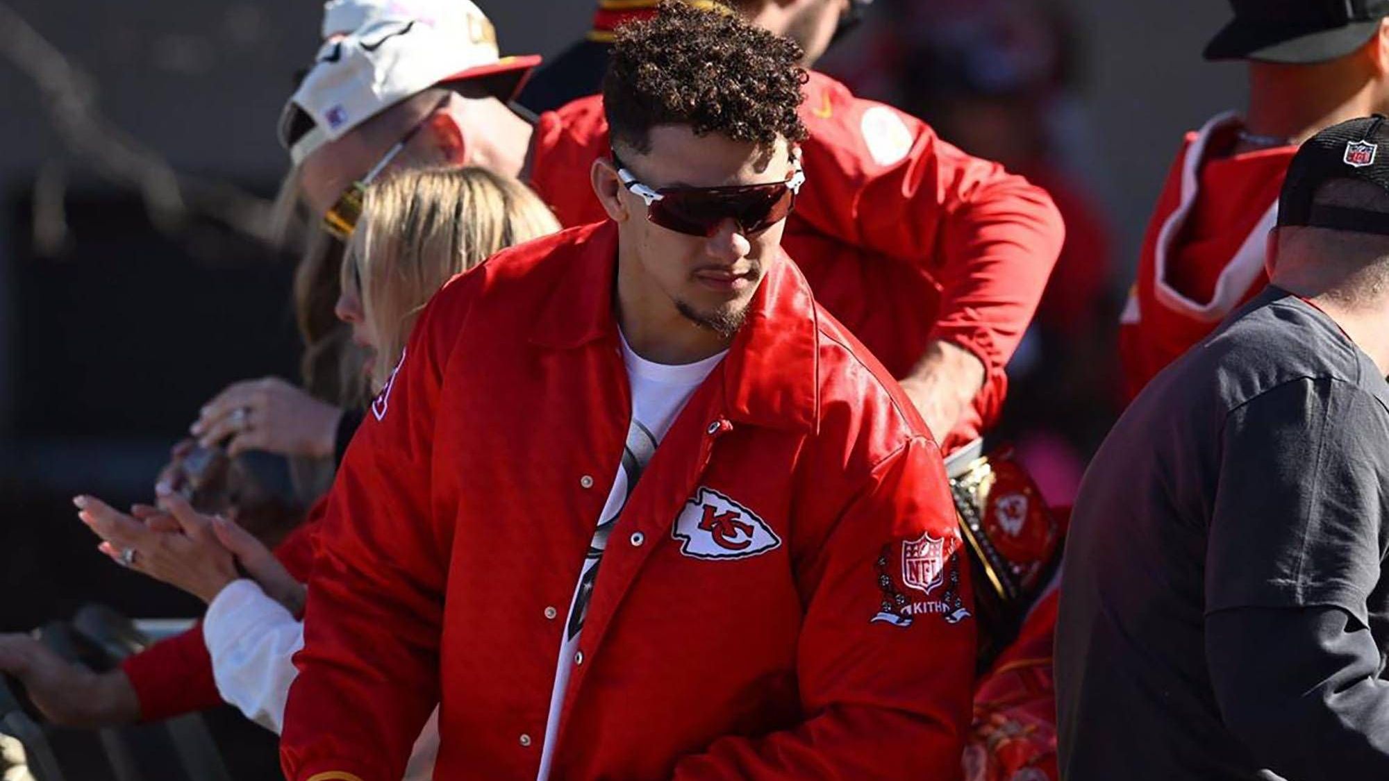 <strong>Patrick Mahomes (Kansas City Chiefs)<br></strong>Derartige Sorgen muss sich Patrick Mahomes natürlich nicht machen, der inzwischen dreimalige Super-Bowl-Sieger ist bei den Kansas City Chiefs die Definition von unumstritten. Dennoch werden sich auch seine Blicke auf den Draft richten. Denn die Receiver-Thematik hat bei den Chiefs zuletzt wieder an Dynamik gewonnen - auf unschöne Art und Weise.