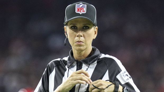 
                <strong>Sarah Thomas (Schiedsrichterin)</strong><br>
                Auf die 44-Jährige hören die harten Football-Profis. Denn Sarah Thomas ist seit 2015 NFL-Referee. Ihr Debüt feierte sie am 13. September 2015 beim Spiel zwischen den Kansas City Chiefs und den Houston Texans.
              