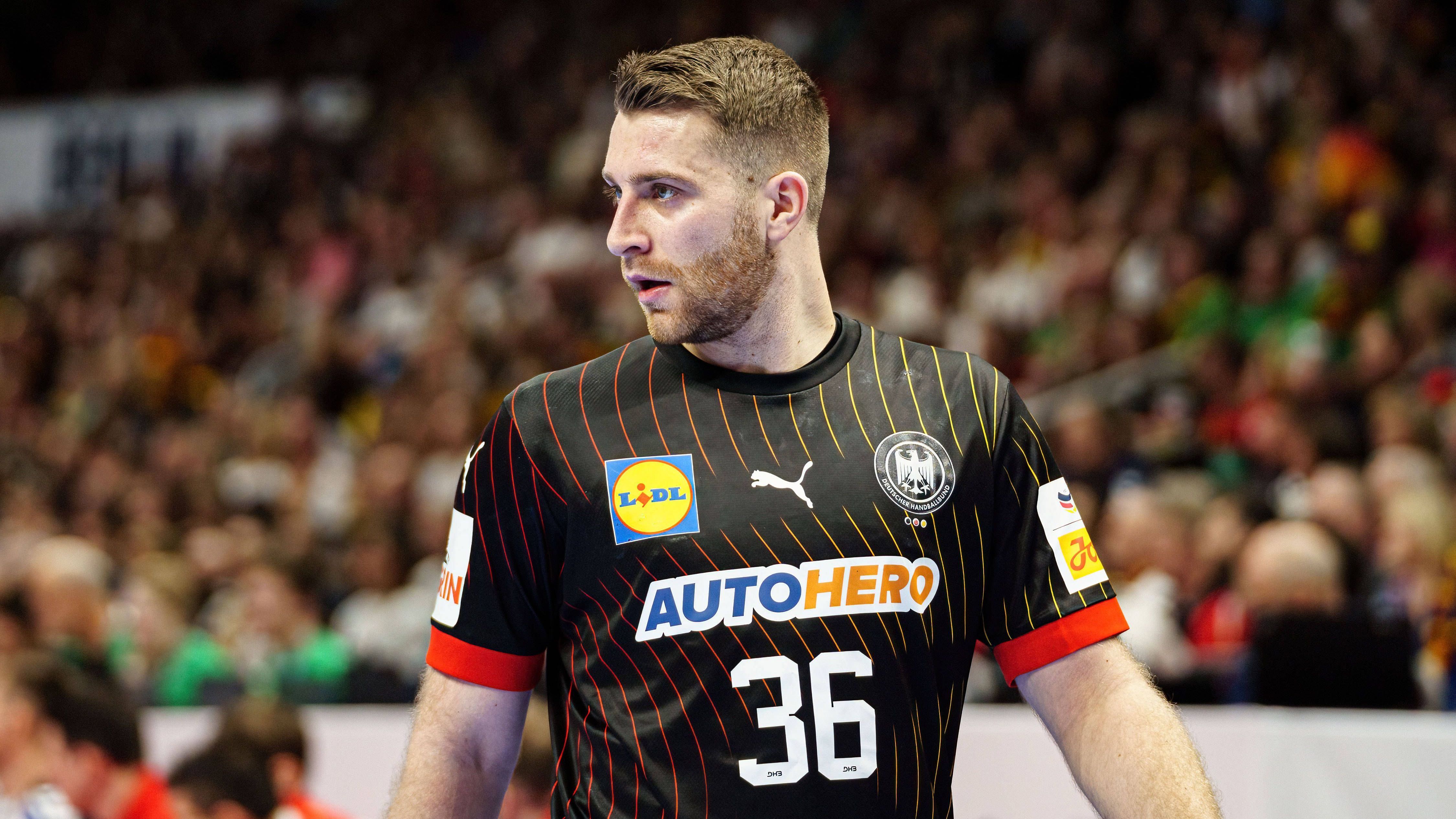 <strong>Linksaußen: Lukas Mertens</strong> <br>Mister Zuverlässig. Der Dauerbrenner ist defensiv wie offensiv gut drin im Turnier. Legt im Schnitt 2,67 Tore pro Spiel auf, bekommt er eine Chance, nutzt er sie meistens (80 Prozent, 8/10). Mit seinem Tempo gerade gegen Frankreich immer wieder derjenige, der die gefährlichen Gegenstöße unterbinden konnte. Bis hierhin ein blitzsauberes Turnier. <strong><em>ran</em>-Note: 2</strong>