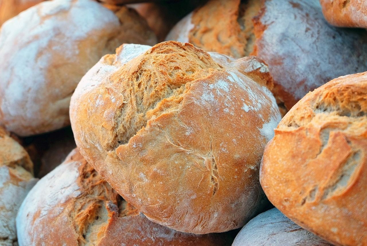 Die Ausgangsbasis fürs Zupfbrot: ein Laib ganz normales Brot. Ob Weiß-, Misch- oder Vollkornbrot ist Geschmackssache und muss jeder selbst entscheiden.