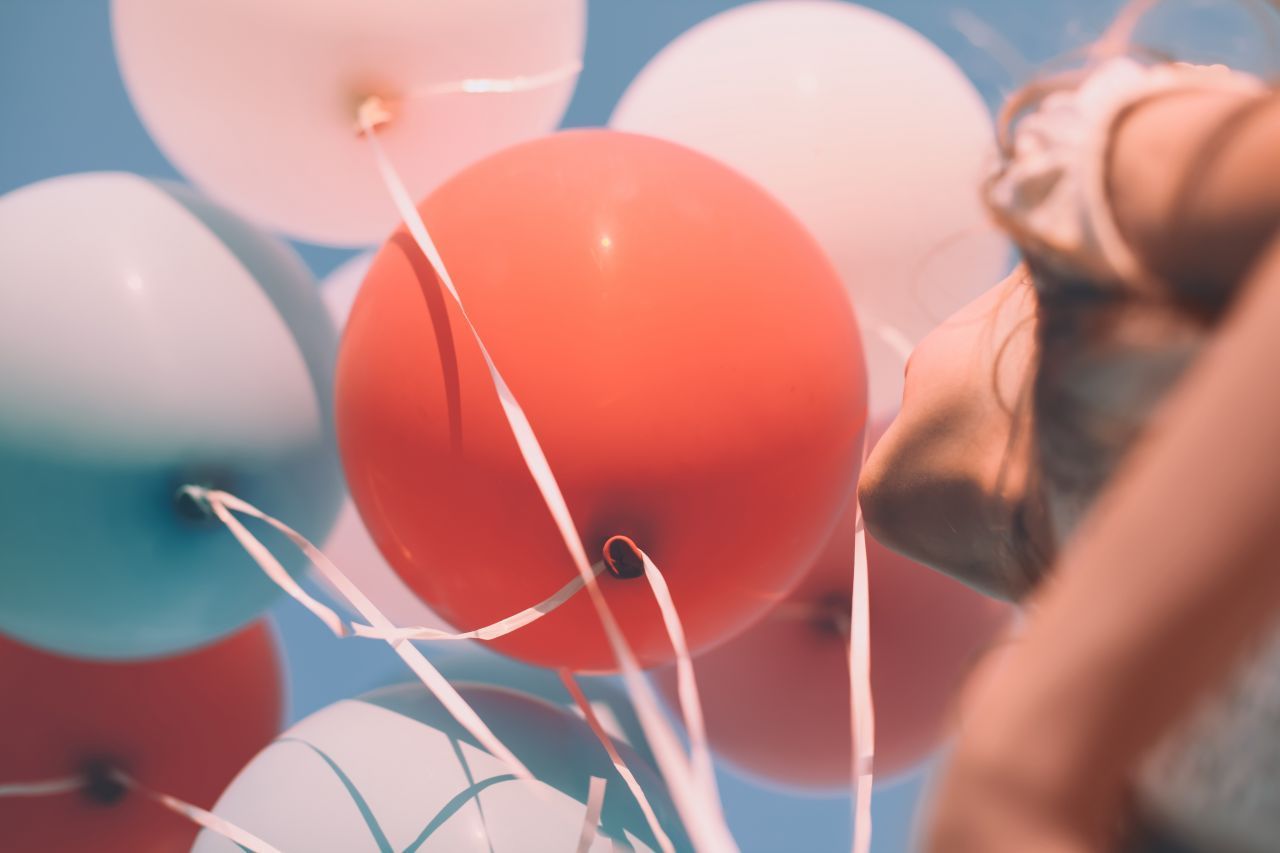 Luftballons sind meist aus Kunststoff oder Naturkautschuk.