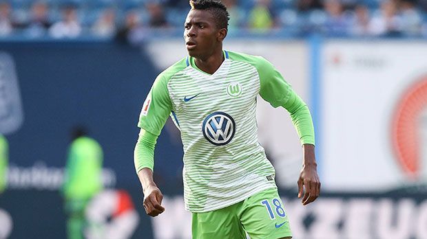 
                <strong>Sturm: Victor Osimhen (VfL Wolfsburg)</strong><br>
                In seiner Heimat Nigeria ist Victor Osimhen bereits ein ganz Großer: Der Mittelstürmer wurde mit dem Sieg beim Africa Cup 2015 zu Nigerias Jugendspieler des Jahres gewählt. Im Januar 2017 schloss er sich den Wölfen an - nach "Bild"-Informationen lehnte er Angebote von Arsenal, Inter Mailand und dem AC Florenz ab. Der 18-Jährige lernte das Fußballspielen auf der Straße und gab bereits im Mai sein Profidebüt im Sturm.
              