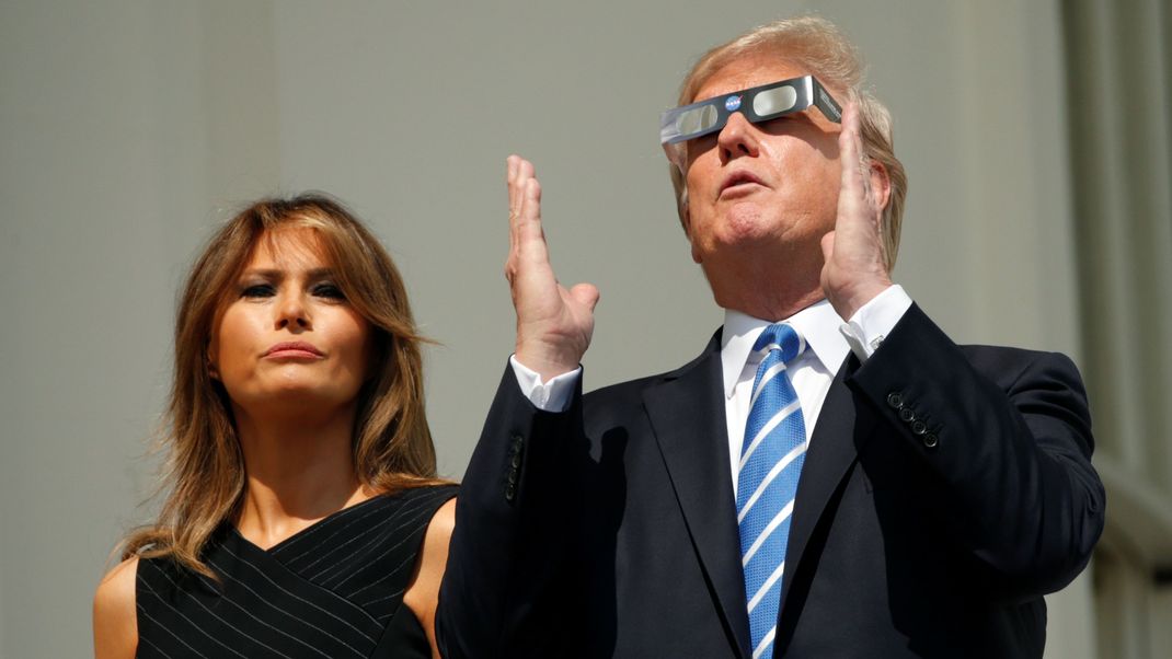 Donald Trump und Melania Trump beobachten vom Weißen Haus aus die Sonnenfinsternis im August 2017.