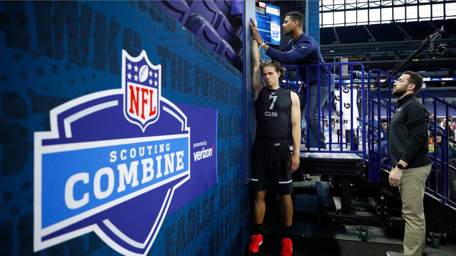 
                <strong>Rahmenprogramm: International Combine</strong><br>
                Die NFL nutzt die Zeit zwischen den beiden Partien für weitere Veranstaltungen. So findet am 12. Oktober der International Combine in London statt. Auch zwölf deutsche Talente sind mit dabei und wollen sich für höhere Aufgaben empfehlen. Das Ziel: ein Platz im International Player Pathway Program. Über das Programm hatte es auch Jakob Johnson in die NFL geschafft.
              