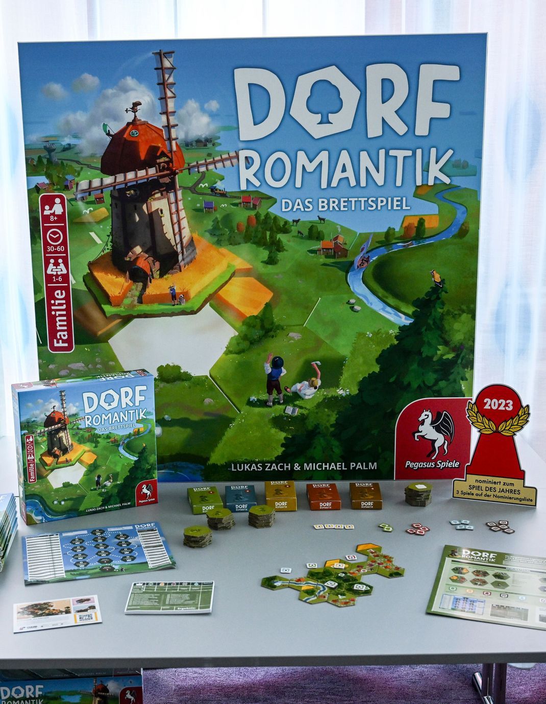 Das Spiel "Dorfromantik: Das Brettspiel" ist zum "Spiel des Jahres 2023" gewählt worden. Der Kritikerpreis "Spiel des Jahres" ist ein vom Verein Spiel des Jahres e.V. seit 1979 vergebener Spielepreis für deutschsprachige Brett- und Kartenspiel-Neuheiten.