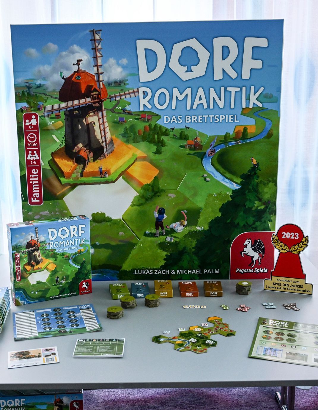 Das Spiel "Dorfromantik: Das Brettspiel" ist zum "Spiel des Jahres 2023" gewählt worden. Der Kritikerpreis "Spiel des Jahres" ist ein vom Verein Spiel des Jahres e.V. seit 1979 vergebener Spielepreis für deutschsprachige Brett- und Kartenspiel-Neuheiten.