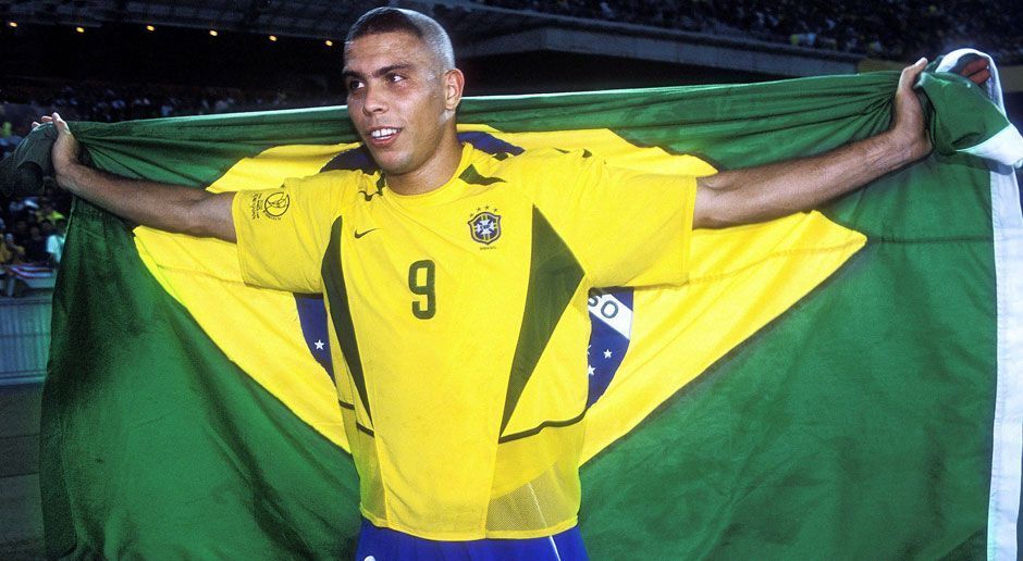 
                <strong>Platz 2: Ronaldo (Brasilien, 15 Tore)</strong><br>
                Der dreifache Weltfußballer des Jahres beendete seine Nationalmannschaftskarriere im Februar 2011. Seine goldene Marke von 15 WM-Toren hielt lange - 2014 wurde er von Miroslav Klose überholt.
              